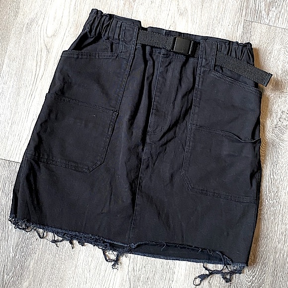 HOLLISTER • Black Mini Denim Utility Cargo Skirt • Size Medium • Built-in Belt - Picture 12 of 12